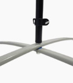Support de microphone avec une base en métal et un mécanisme de verrouillage noir.