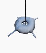 Socle de parasol en plastique gris avec une tige centrale et des pieds en métal.