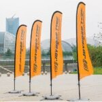 Quatre drapeaux publicitaires orange